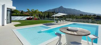 Villa de luxe avec vue sur le golf et la mer