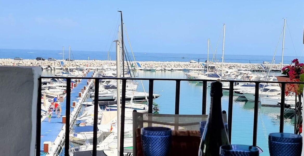 Apartamento en primera línea en Puerto Banús