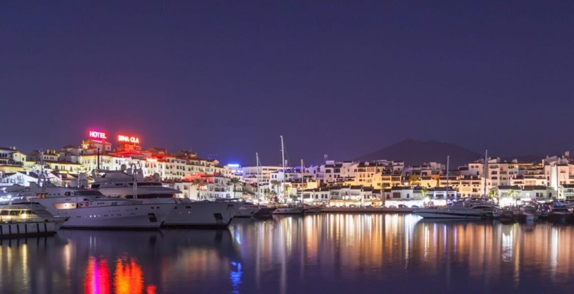 Luxury 2-Bedroom Apartment in Marina Banús Marbella