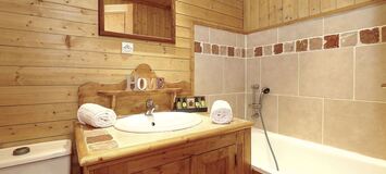 Chalet skis aux pieds à Courchevel La Tania 