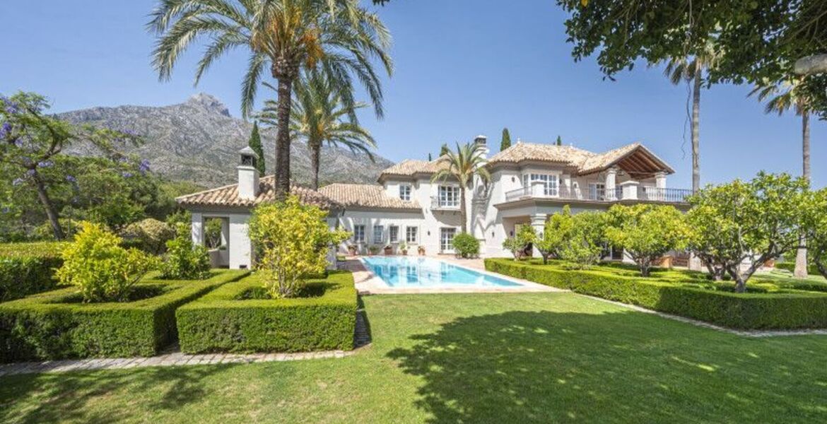 Impresionante villa de estilo rústico en Marbella Hill Club