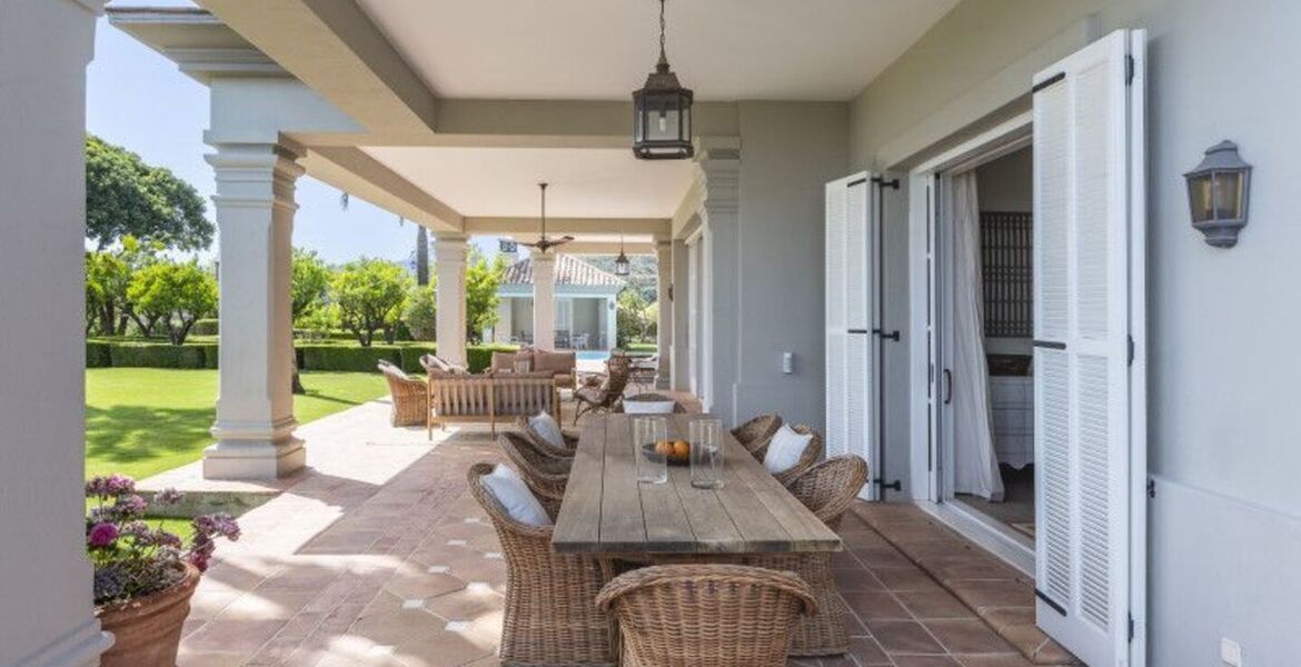 Impresionante villa de estilo rústico en Marbella Hill Club