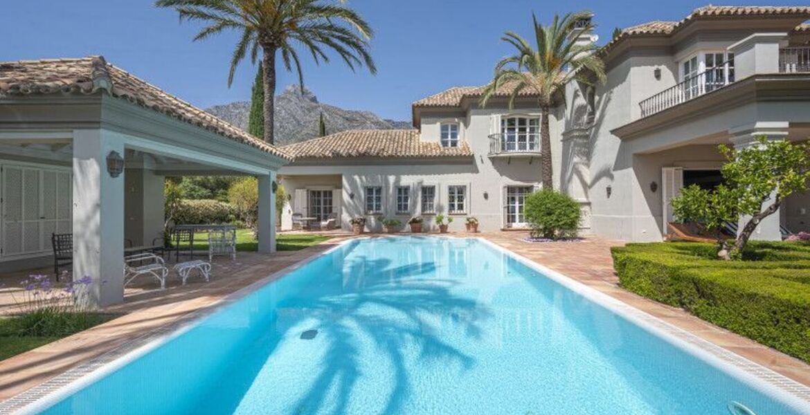 Impresionante villa de estilo rústico en Marbella Hill Club