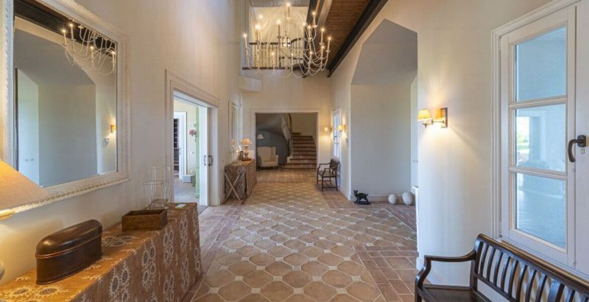 Impresionante villa de estilo rústico en Marbella Hill Club