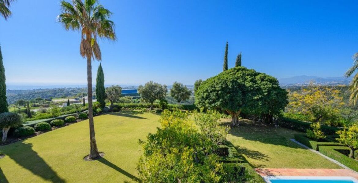 Impresionante villa de estilo rústico en Marbella Hill Club