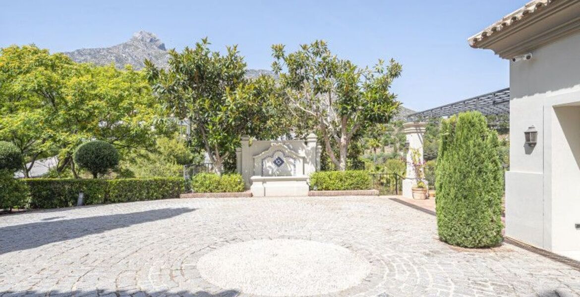 Impresionante villa de estilo rústico en Marbella Hill Club