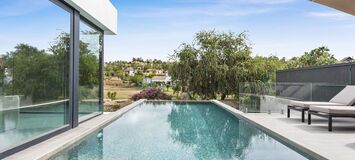 Lujosa Villa en Primera Línea de Golf con Elegancia Moderna