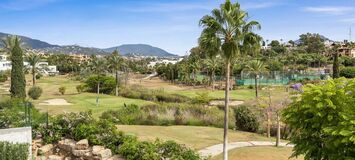 Lujosa Villa en Primera Línea de Golf con Elegancia Moderna
