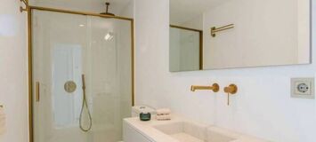Luxury Beachside Penthouse with Rooftop Jacuzzi in Marbella