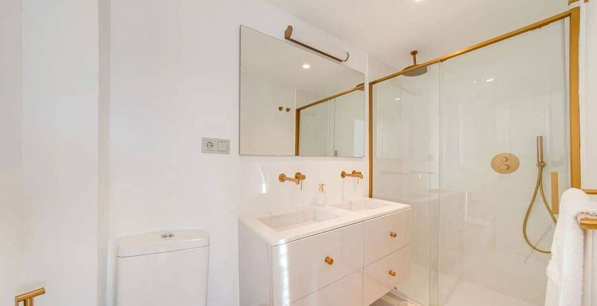 Luxury Beachside Penthouse with Rooftop Jacuzzi in Marbella