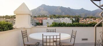 Luxury Beachside Penthouse with Rooftop Jacuzzi in Marbella
