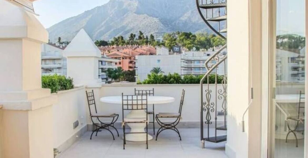 Luxury Beachside Penthouse with Rooftop Jacuzzi in Marbella