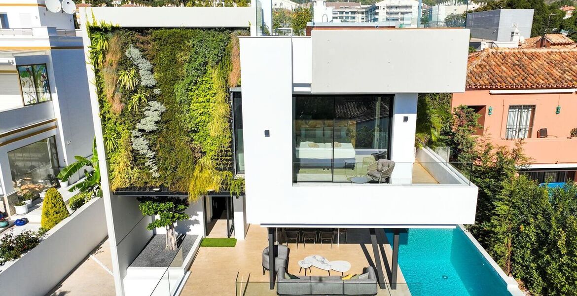 Élégante Villa à Quelques Pas de la Plage sur le Golden Mile