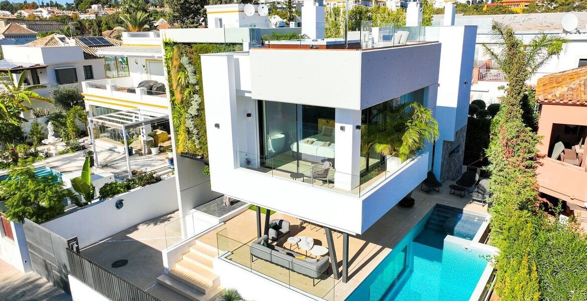 Élégante Villa à Quelques Pas de la Plage sur le Golden Mile