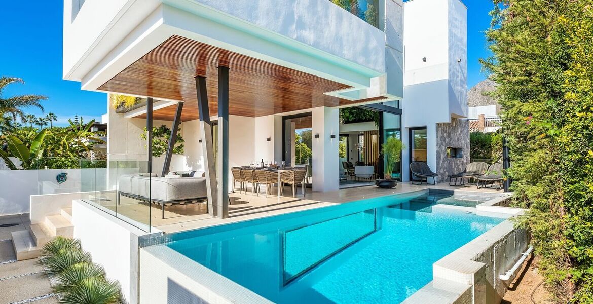 Élégante Villa à Quelques Pas de la Plage sur le Golden Mile