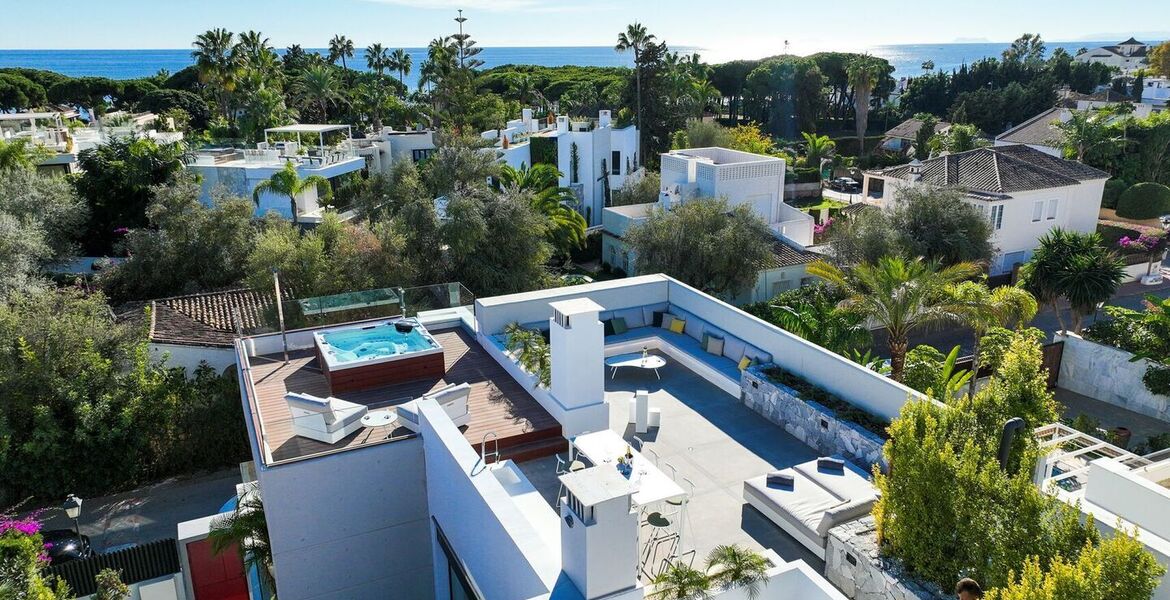 Élégante Villa à Quelques Pas de la Plage sur le Golden Mile