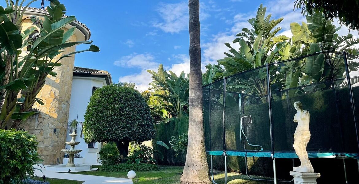 Luxurious Villa with Stunning Views in Estepona