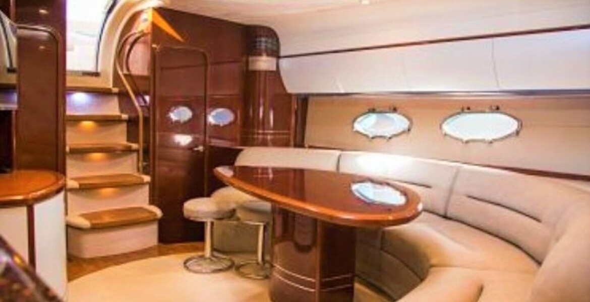 Yacht Princess V58 à louer à Puerto Banús, Marbella.
