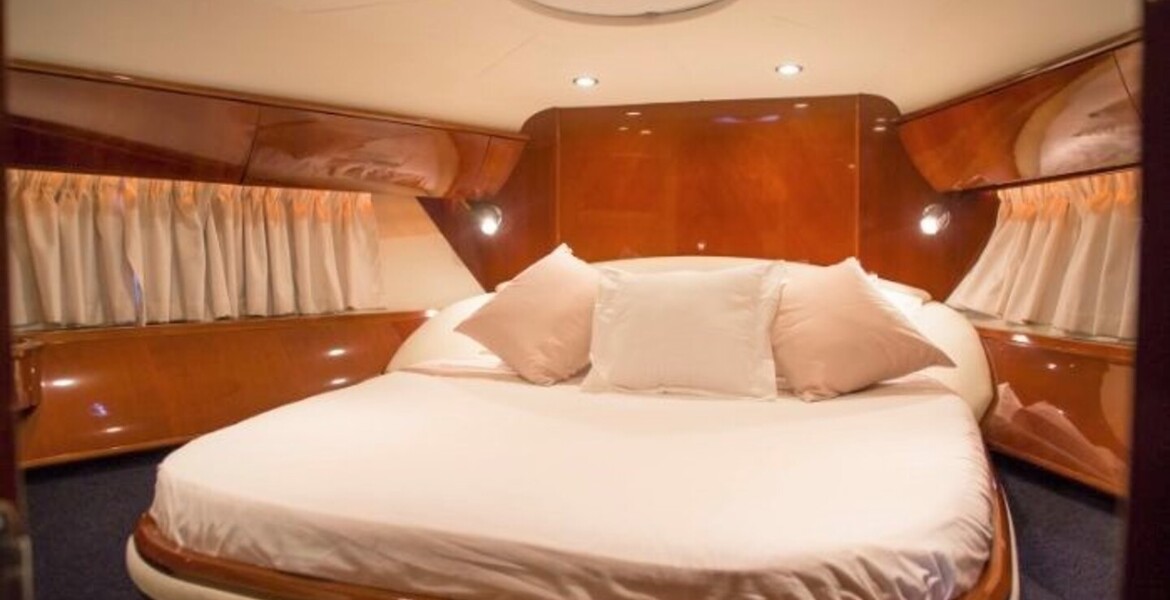 Yacht Princess V58 à louer à Puerto Banús, Marbella.